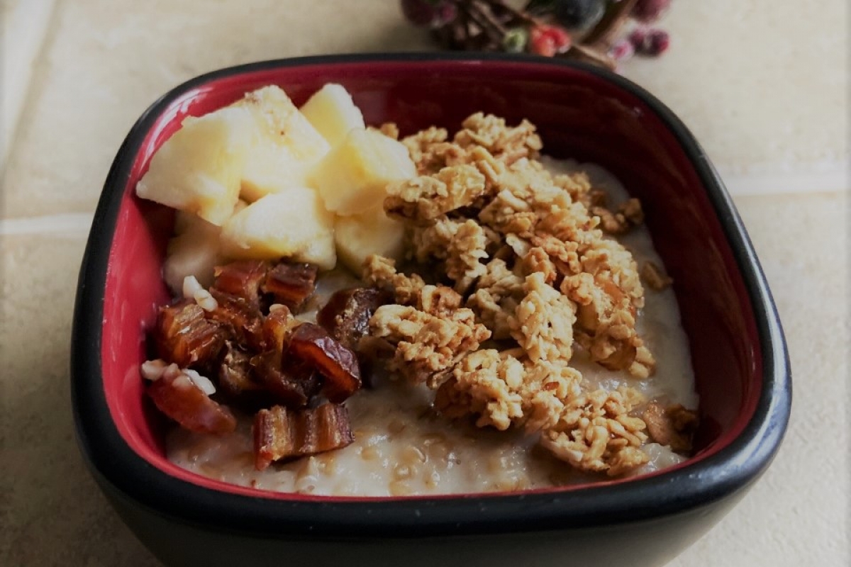 Oatmeal with dates, bananas and granola